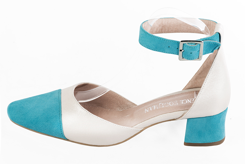 Turquoise blue and off white women's open side shoes, with a strap around the ankle. Round toe. Low flare heels. Profile view - Florence KOOIJMAN